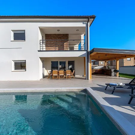 Holiday home Dvor